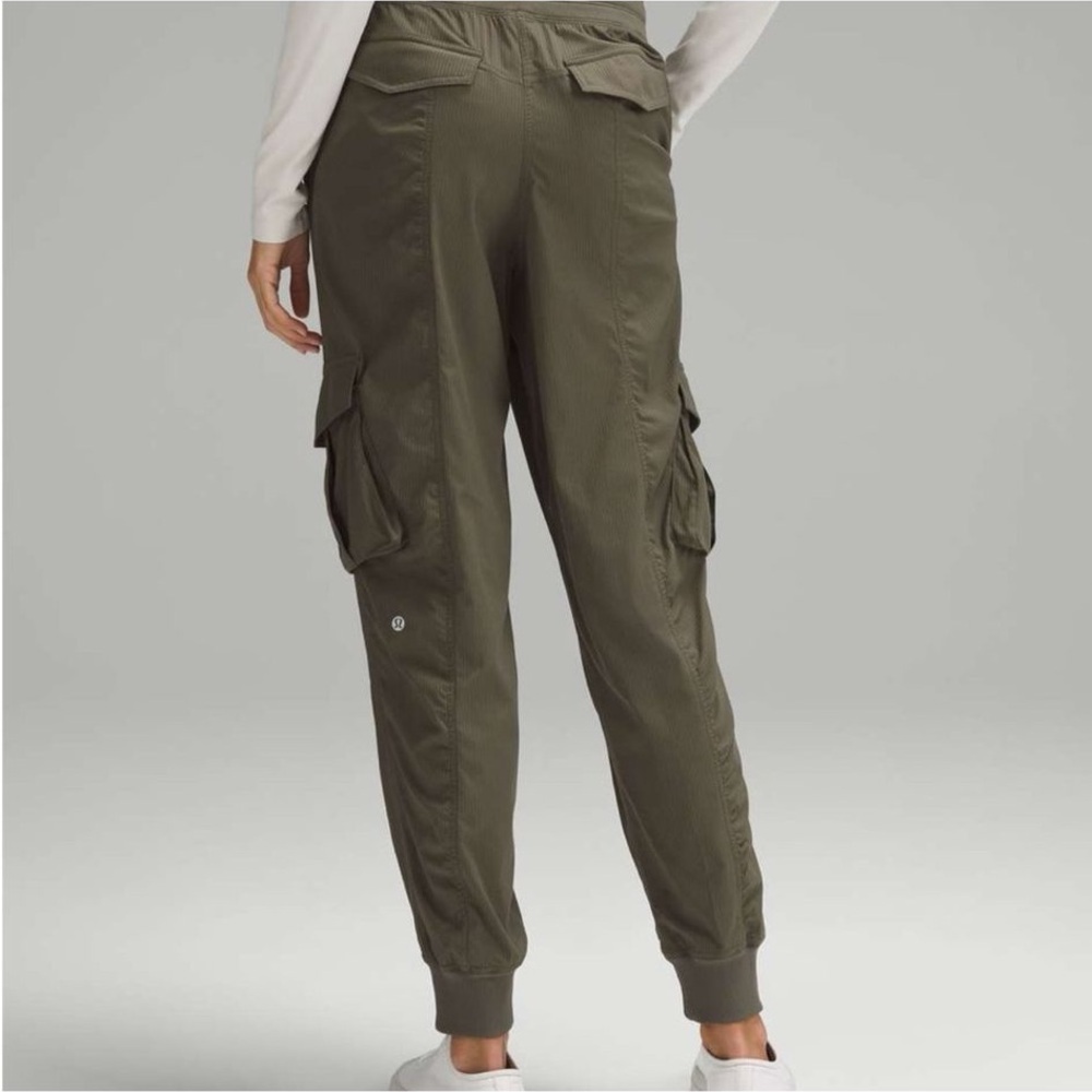 Lululemon Pants dance studio Super sharp. Like new! 😍